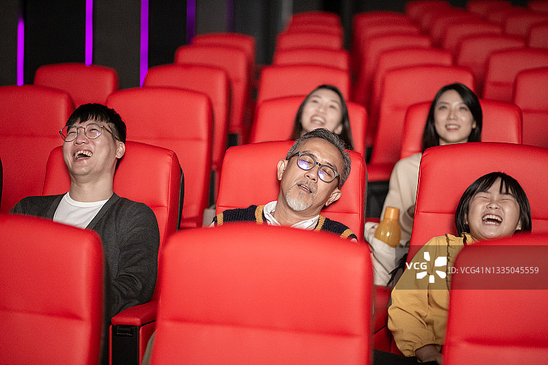 中国老人和孙辈在电影院看电影时睡着了图片素材