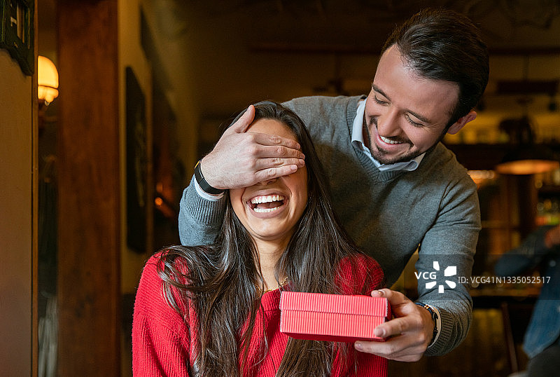 庆祝中的情侣图片素材