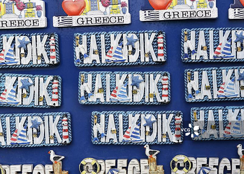 希腊哈尔基季 Street 街头小摊上的冰箱磁铁纪念品图片素材