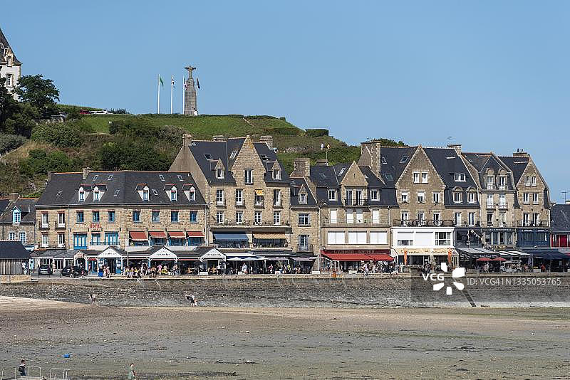 以牡蛎生产闻名的康卡勒港口的退潮景象，法国布列塔尼伊勒-维莱讷省康卡勒图片素材