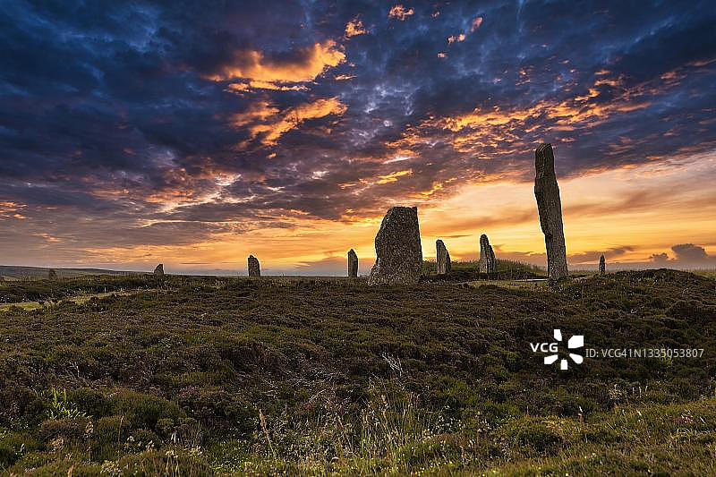 新石器时代石圈，巨石阵，布罗德加环，壮丽的日落，奥克尼群岛，苏格兰，英国图片素材