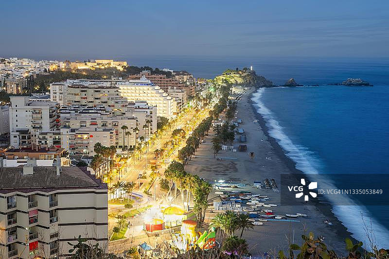 西班牙阿尔穆涅卡尔夜间照明海岸全景图片素材