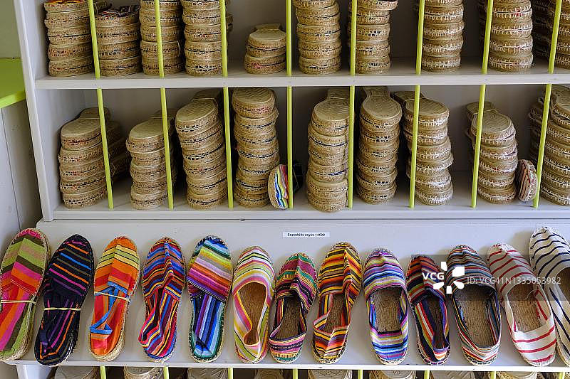 纪念品商店，帆布鞋，凉鞋，Ainhoa，比利牛斯-古董部。法国巴斯克地区，新阿基坦地区，拜斯巴斯克图片素材