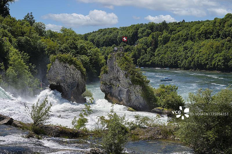 莱茵瀑布：带铲岩和游船，位于瑞士沙夫豪森图片素材