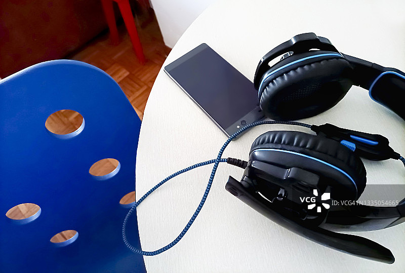 桌子上的耳机和智能手机图片素材