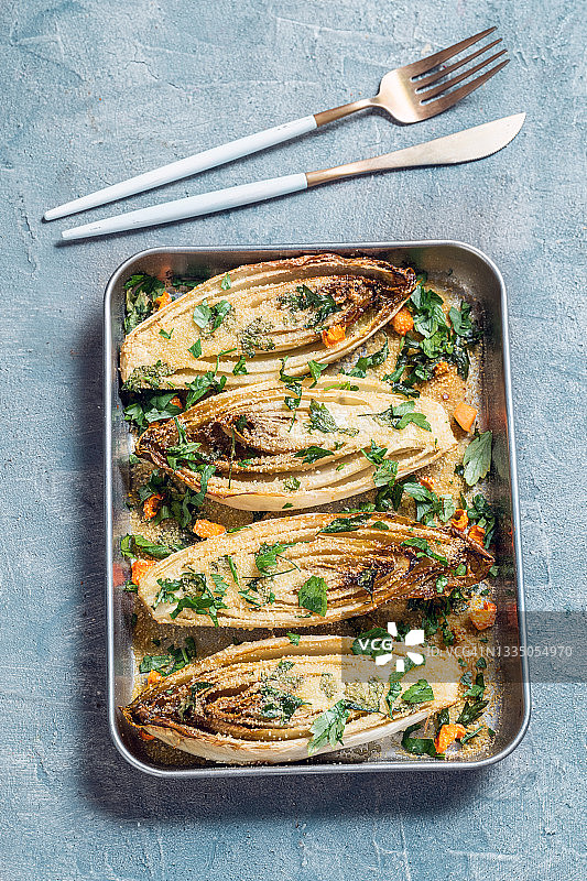 烤菊苣配面包屑图片素材