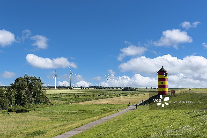 德国下萨克森州皮尔苏姆灯塔堤坝风光图片素材