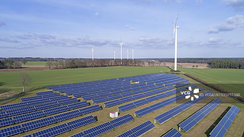 航拍：德国下萨克森州的太阳能公园图片素材