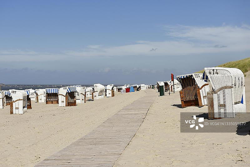 德国下萨克森州斯皮克罗格岛海滩上的沙滩椅图片素材