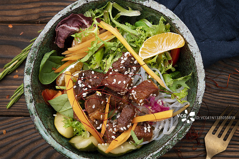 深色背景上的健康蔬菜沙拉图片素材