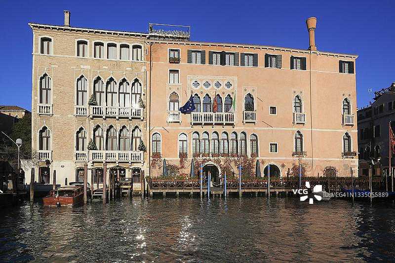 威尼斯大运河的朱斯蒂尼安·佩萨罗宫和萨格雷多宫图片素材