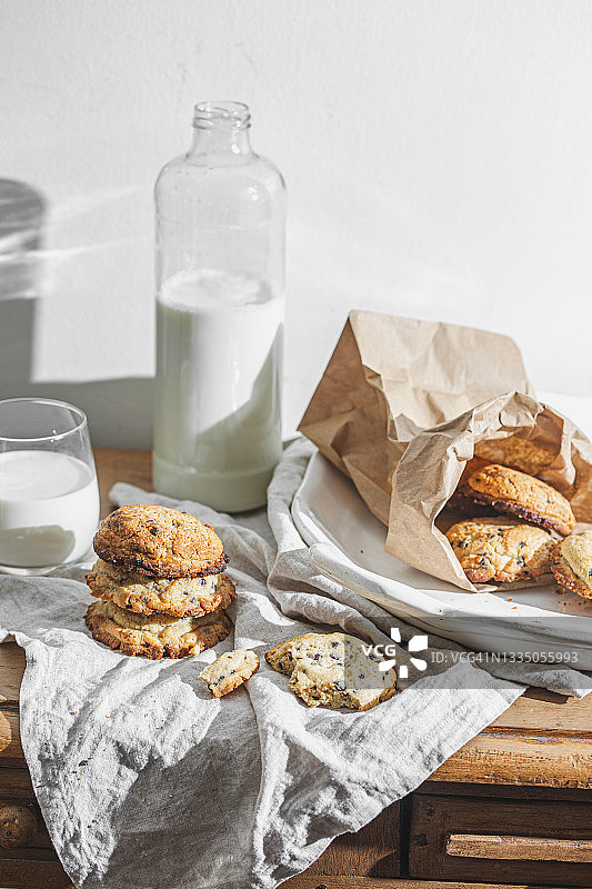 静物：燕麦饼干、牛奶瓶和玻璃杯，模拟阳光图片素材