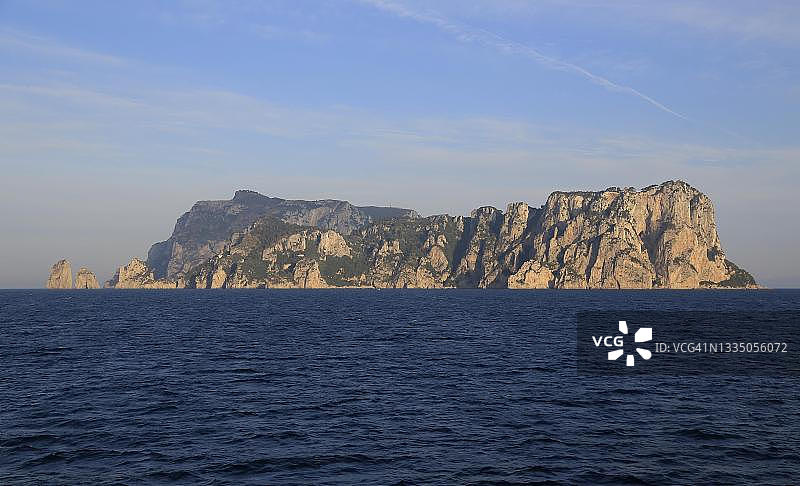 意大利卡普里岛晨景，那不勒斯湾，坎帕尼亚群岛图片素材
