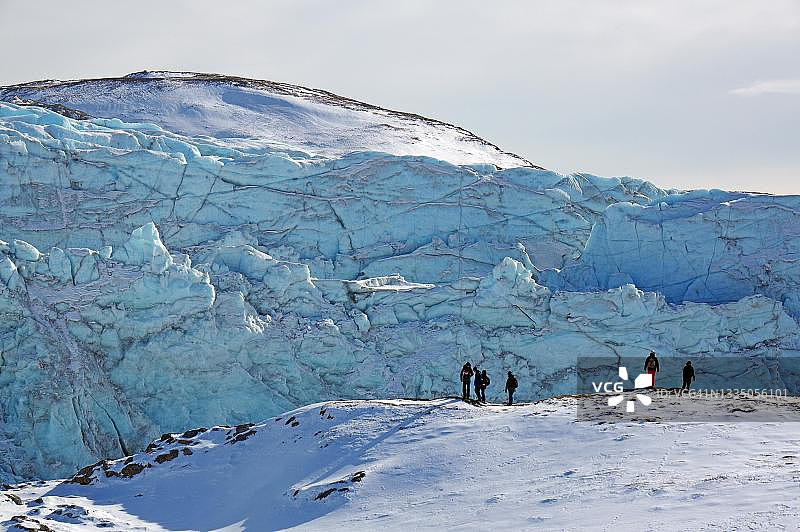 在格陵兰岛康克鲁斯瓦格的罗素冰川断裂边缘前的人们图片素材