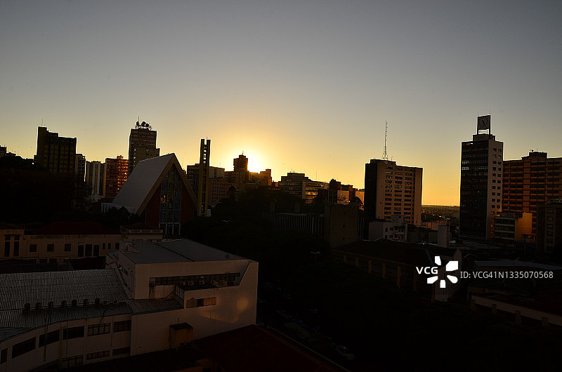 巴西隆德里纳市中心的公寓和办公楼图片素材