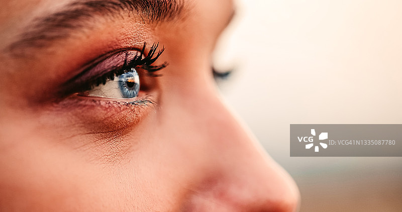 美丽的蓝眼睛女人图片素材