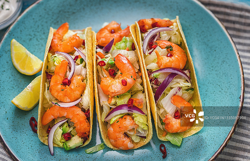 自制虾仁玉米饼配香辣鳄梨沙拉图片素材