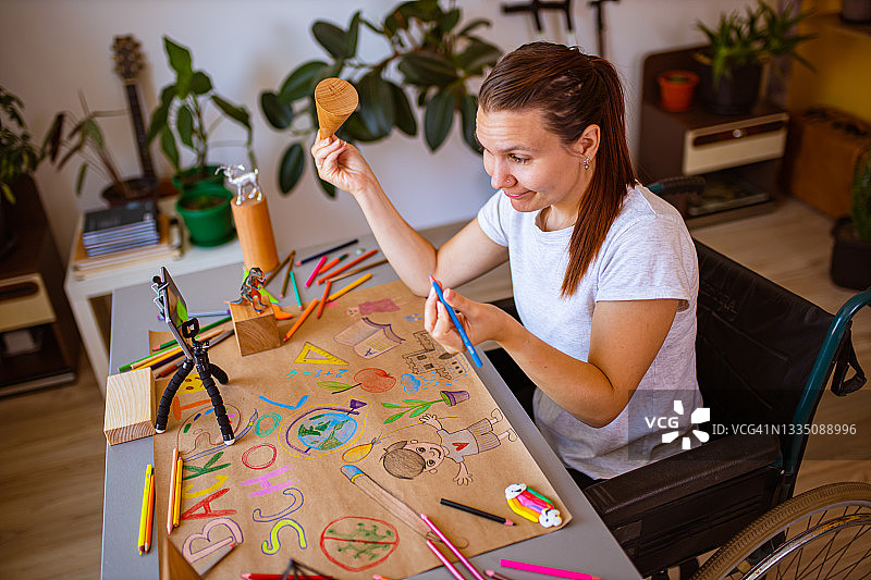 在线课堂：敬业有创意的老师趣味教学图片素材