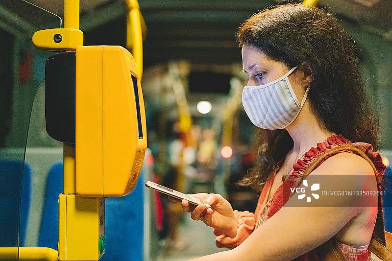 游客使用非接触式支付购买门票图片素材