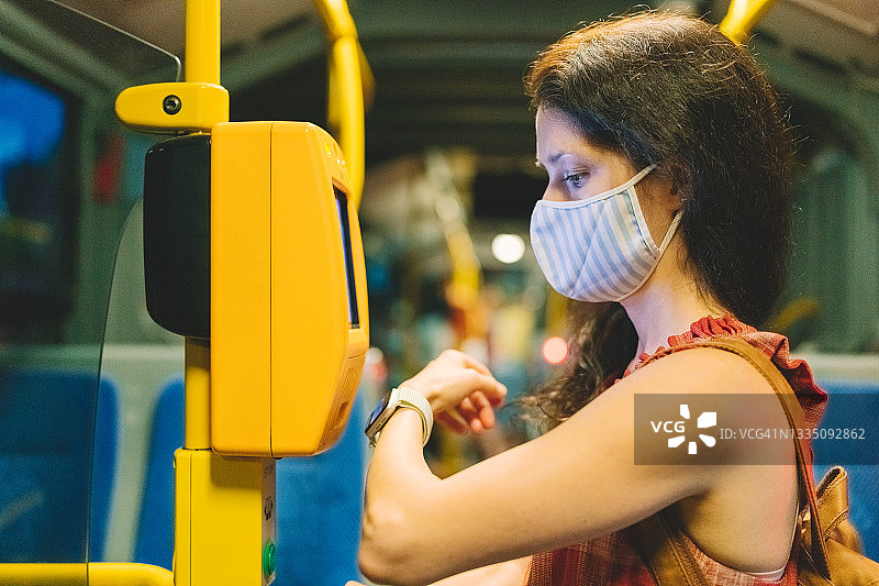 游客使用非接触式支付购买门票图片素材