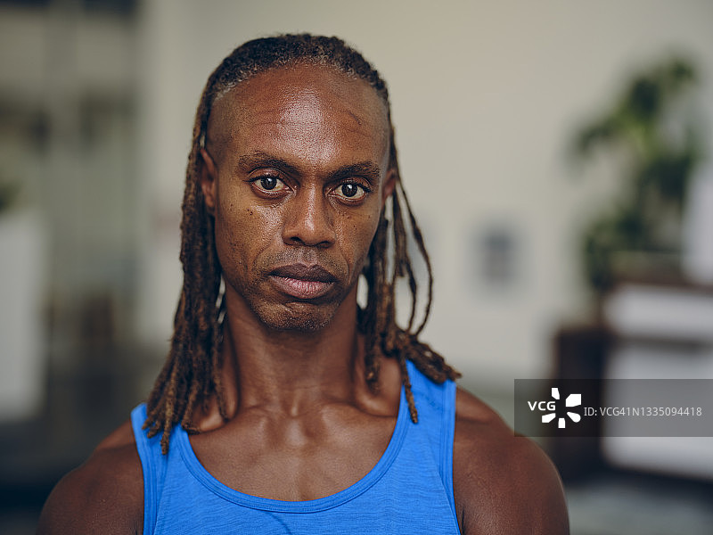 健壮男子肖像图片素材