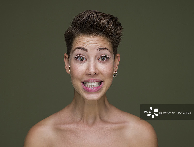 年轻漂亮女人的微笑写真，影棚人像图片素材