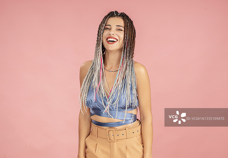 笑容灿烂的年轻女子人像照图片素材