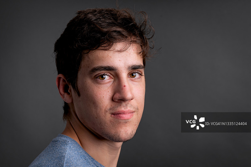 对着镜头微笑的年轻人图片素材