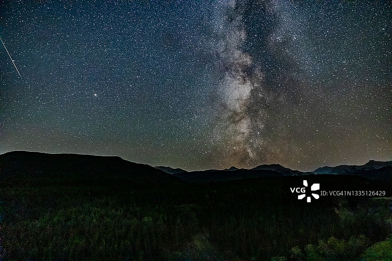 八月夏夜图片素材