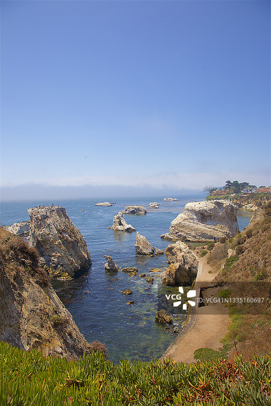 恐龙洞穴公园，壳牌海滩，皮斯莫海滩的岩石拱门和洞穴图片素材