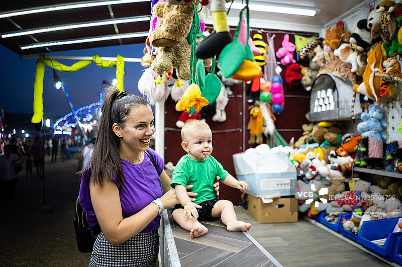 参观游乐园的年轻家庭图片素材