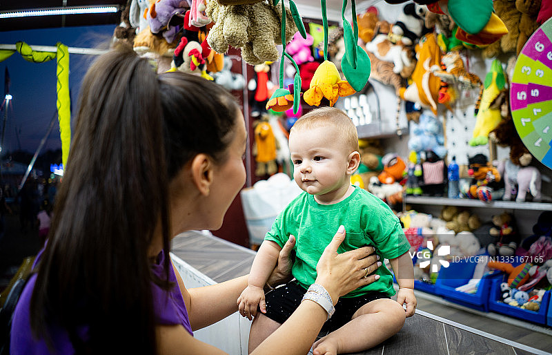 妈妈、宝宝和玩具卡车图片素材