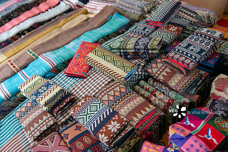 老挝琅勃拉邦当地市场出售的精美丝绸和棉质围巾图片素材