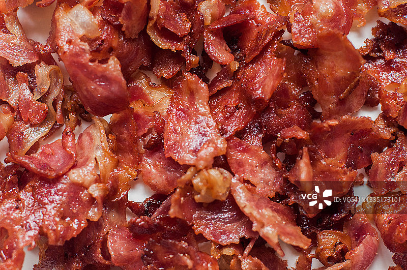 新鲜烹制的香脆炸培根图片素材