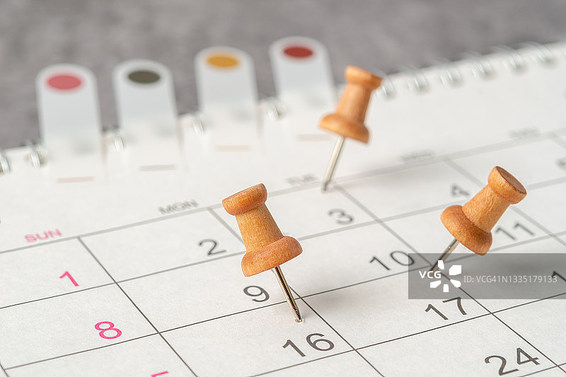 在日历上用图钉计划和设定截止日期的概念图片素材