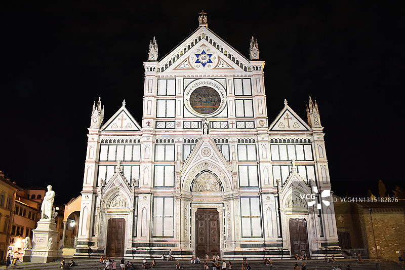 夜幕下的意大利佛罗伦萨圣十字大殿图片素材