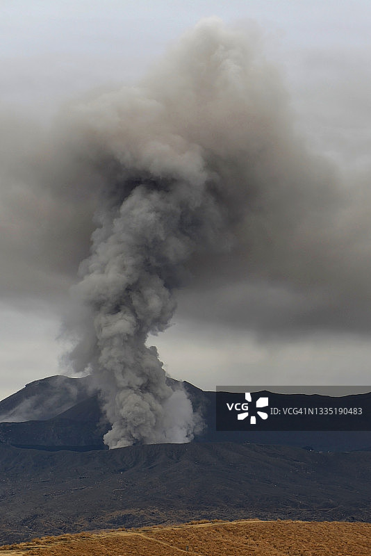 阿苏火山群中的中岳火山图片素材