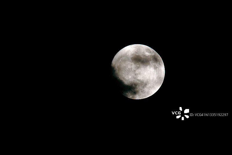 黑色背景上的月亮光晕图片素材