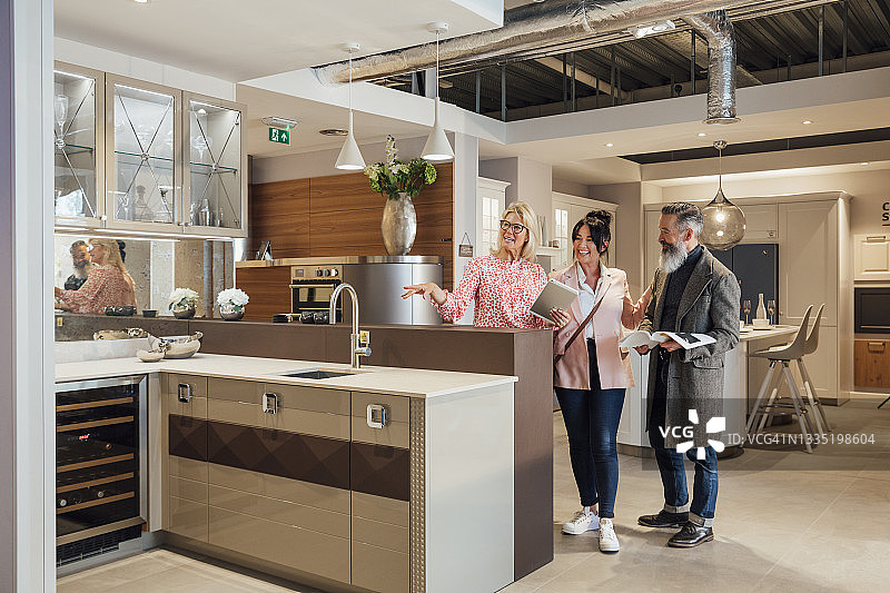 女售货员带领顾客参观展厅图片素材