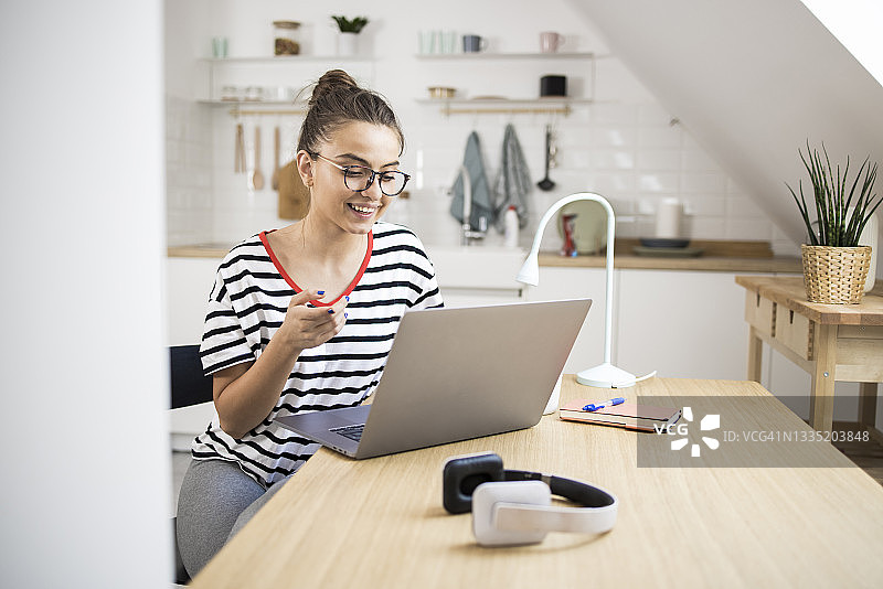 女孩在家自由职业时参加商务会议图片素材