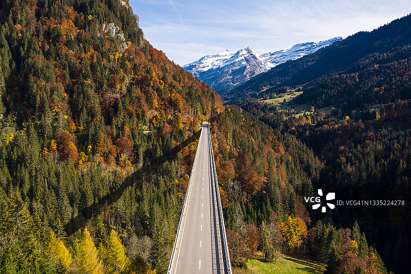 瑞士沃州艾格雷蒙特桥的秋色图片素材