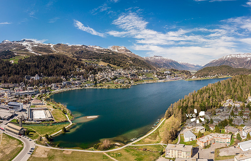瑞士阿尔卑斯山著名的圣莫里茨度假小镇全景航拍图片素材