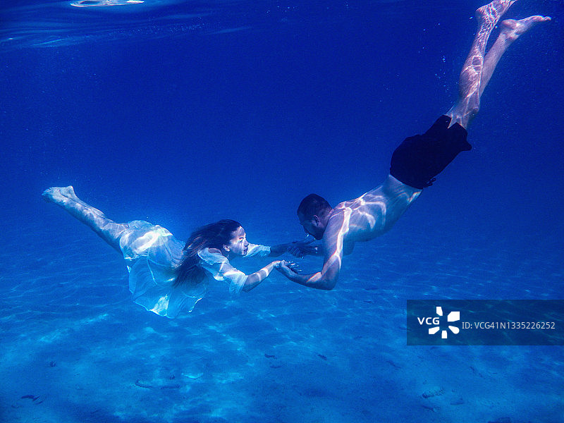 情侣在水下牵手图片素材