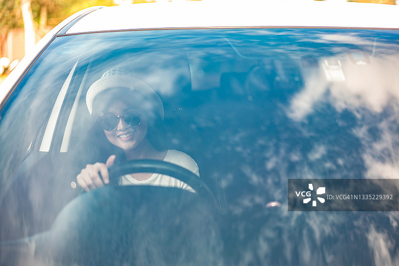 女人开车图片素材