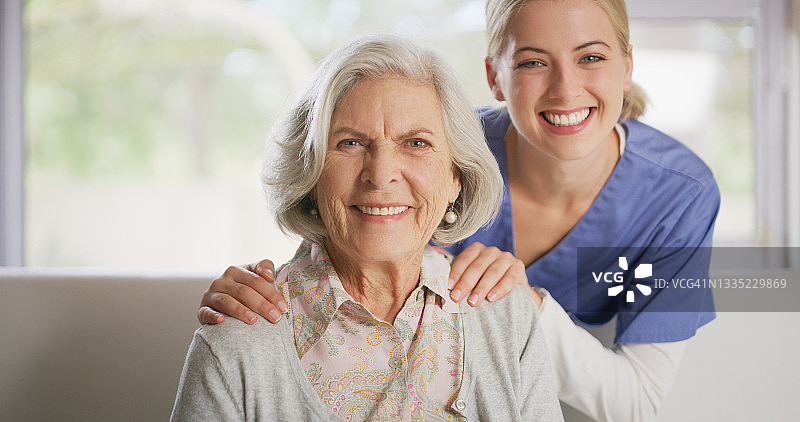 年轻女护士与她的老年病人图片素材