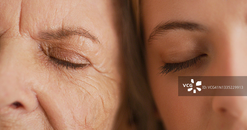 年轻女子与祖母肩并肩图片素材