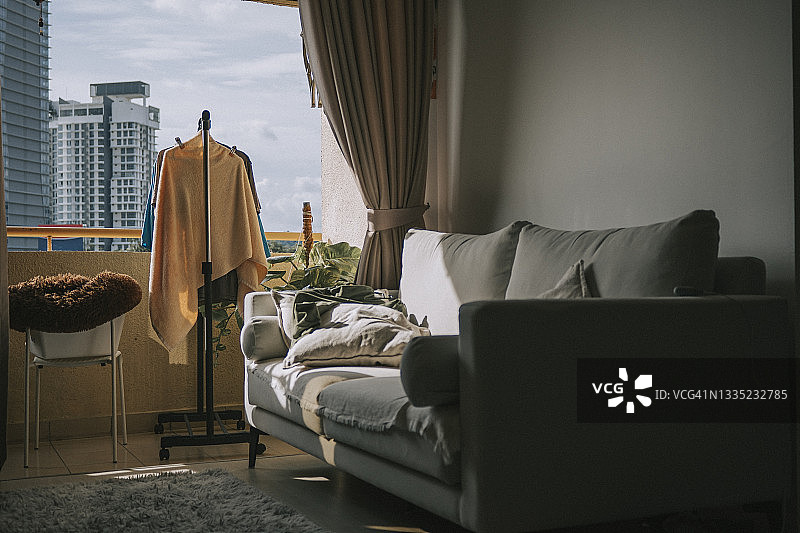 清晨阳台上晾晒的湿衣服图片素材