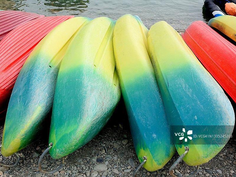 湖面上的黄色独木舟图片素材