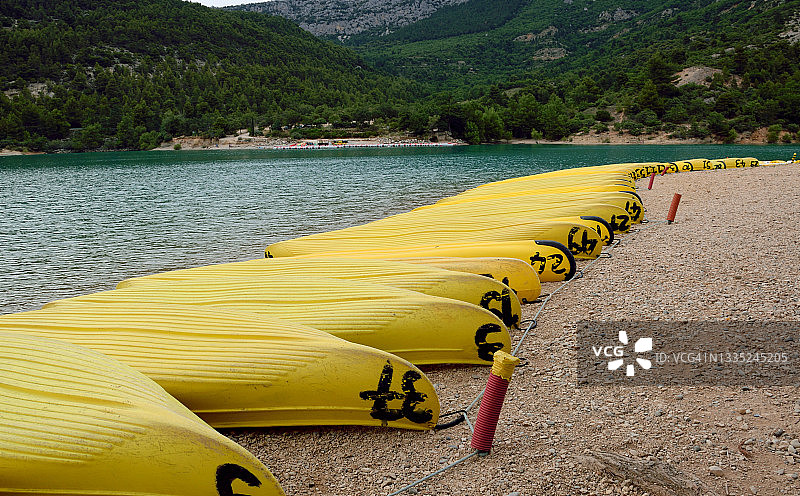 湖面上的黄色独木舟图片素材