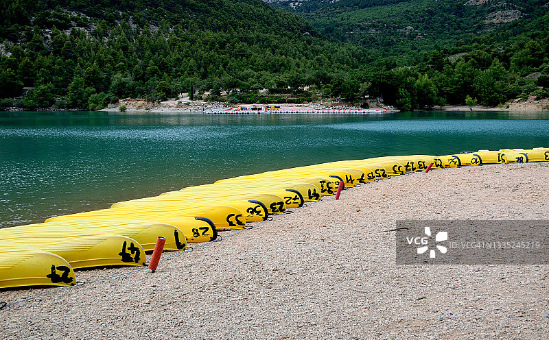 湖面上的黄色独木舟图片素材